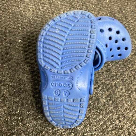 CROCs Blue Kids Clogs Slip On Rubber Shoes Size 6/7 Unisex Girls Boys Washable - Picture 3 of 4